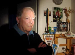 Der Fu&szlig;baller Jimmi Hoge war an der Pokalsensation 68 beteiligt. Der Berliner Fu&szlig;ballclub Union schlug v&ouml;llig &uuml;berraschend der Favorit Carl-Zeiss-Jena und wurde DDR-Pokalsieger. Ex-Nationalspieler Hoge bekam wenig sp&auml;ter Schwierigkeiten und durfte nur noch in den unteren Klassen spielen.