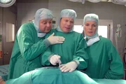 Doktor Wegner (Mathias Schlung, M.) hat sich immer noch nicht an den Anblick von Blut gewöhnt. Markus (Markus Majowski, l.) und Mirja (Mirja Boes, r.) stehen ihm aufmunternd zur Seite. Doktor Wegner (Mathias Schlung, M.) hat sich immer noch nicht an den Anblick von Blut gewöhnt. Markus (Markus Majowski, l.) und Mirja (Mirja Boes, r.) stehen ihm aufmunternd zur Seite.