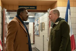 Coach Phil Perretti (Ernie Hudson, l.); Marcus (Woody Harrelson, r.)