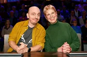 Rateteam-Kapitäne Bernhard Hoëcker mit der Komikerin und Schauspielerin Cordula Stratmann. Rateteam-Kapitäne Bernhard Hoëcker mit der Komikerin und Schauspielerin Cordula Stratmann.