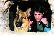 Rex und Kommissar Brandtner (Gedeon Burkhard) machen sich in den Katakomben von Wien auf die Suche nach dem ber&uuml;chtigten Bankr&auml;uber Hanusch.