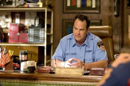 Nach Bekanntwerden ihrer vermeintlichen Homosexualit&auml;t versetzt Feuerwehrchef Captain Tucker (Dan Aykroyd) Chuck und Larry in verschiedene Schichten.