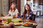 Mary Cooper (Zoe Perry, l.); Missy Cooper (Raegan Revord, r.)