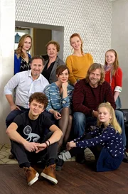 Die Jansen?Balzers werden eine Patchwork-Familie: Mutter Marit (Maja Sch&ouml;ne, Mitte) mit ihrem Mann Jonas (Benno F&uuml;rmann, Mitte li.), den Kindern Luis (Max Boekhoff, vorne li.) und Selma (Maria Matschke, hinten re.), sowie ihrem Geliebten Christian (Henning Baum, Mitte re.) und dessen T&ouml;chtern Tina (Justina Humpf) und Gianna (Anna B&uuml;ttner, vorne re.). Zu Jonas geh&ouml;ren auch Mutter Anneliese (Dagmar Laurens, hinten 2. v. li.) und dessen Geliebte Johanna (Inez Bj&oslash;rg David, hinten li.)