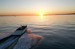 Mit dem Boot fahren manche Camper von Gohren am Bodensee in den Sonnenuntergang.