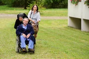 Schwester Hanna und Petra schaffen W&ouml;ller aus der Seniorenresidenz (v.li.: Janina Hartwig, Fritz Wepper, Nike Fuhrmann).