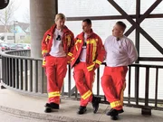 Gemeinsam mit seinem Team ist Henning Baum (l.) f&uuml;r die Sendung "Einsatz f&uuml;r Henning Baum" u.a. bei der Berliner Feuerwehr im Einsatz.