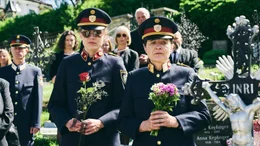(v.li.): Lisa Nemeth (Miriam Fussenegger), Grete &Ouml;ller (Maria Hofst&auml;tter).