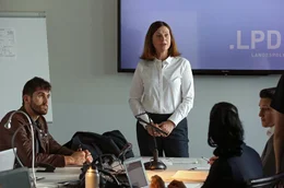 Besprechung im LKA: Nicole Sturm (Bettina Mittendorfer) informiert das Team &uuml;ber den aktuellen Mordfall.