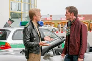 Als Thomas Ohlm&uuml;ller (Dirk Moritz, r.) gegen&uuml;ber Polizist Michi Mohr (Max M&uuml;ller, l.) kein Alibi nachweisen kann, ger&auml;t er unter Verdacht.