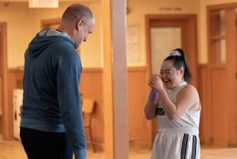 Marcus (Woody Harrelson, l.); Cosentino (Madison Tevlin, r.)