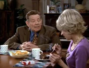 Athur (Jerry Stiller) l&auml;dt seine neue Bekanntschaft Judy (Pamela Gordon) zum Essen ein...