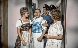 Theres (Waltraut Haas, l.), Toni (Gunther Philipp, 2.v.l.).