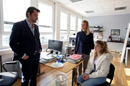 Bergmann (Hary Prinz) und seine Kollegin Anni (Anna Unterberger) befragen die Prostituierte Bianca (Lara Mandoki) als Zeugin.