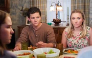 Georgie Cooper (Montana Jordan, l.); Mandy MacAllister (Emily Osment, r.)
