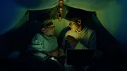 William (Caleb Kebreab, rechts) will Mattis (Leon Mosand-Christensen, links) überreden, einen Horrorfilm im Zelt zu schauen. William (Caleb Kebreab, rechts) will Mattis (Leon Mosand-Christensen, links) überreden, einen Horrorfilm im Zelt zu schauen.