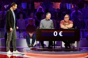 Moderator Kai Pflaume (l.) mit Rateteam-Kapit&auml;n Elton (r.) und dem ehemaligen Box-Weltmeister Henry Maske (M.).