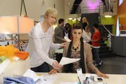 Carla (Sarah Mühlhause, r.) erkennt, dass sie Entwürfe in der kurzen Zeit nicht hinbekommt. Wird Virgin (Chris Gebert, l.) ihr helfen können? Carla (Sarah Mühlhause, r.) erkennt, dass sie Entwürfe in der kurzen Zeit nicht hinbekommt. Wird Virgin (Chris Gebert, l.) ihr helfen können?
