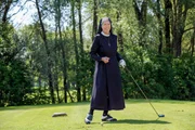 Mutter Oberin (Gaby Dohm) verschl&auml;gt den Ball, als sie h&ouml;rt, dass ihr Bruder eine junge Frau adoptieren will.