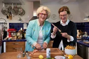 Für das Finale geht es nach Much ins Bergische Land. Auf Hof Tüschenbonnen lebt Ute Brehm (l) auf einem denkmalgeschützten Hof mit einer 200-jährigen Geschichte. Ihr Garten ist ihre Lebensqualität – ein Staudenparadies mit unerwarteten Gartenräumen. Hier mit Küchenhilfe Monika (r). Für das Finale geht es nach Much ins Bergische Land. Auf Hof Tüschenbonnen lebt Ute Brehm (l) auf einem denkmalgeschützten Hof mit einer 200-jährigen Geschichte. Ihr Garten ist ihre Lebensqualität – ein Staudenparadies mit unerwarteten Gartenräumen. Hier mit Küchenhilfe Monika (r).