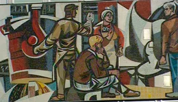Der Fries am Haus der Lehrers von Walter Womacka soll sozialistischen Optimismus verbreiten und er zeigt den Zukunftsglauben jener Zeit.