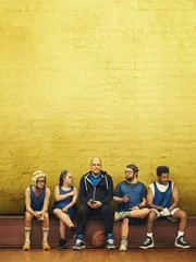 v.li.: Marlon (Casey Metcalfe), Cosentino (Madison Tevlin), Marcus (Woody Harrelson), Johnny (Kevin Iannucci), Darius (Joshua Felder).