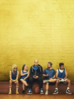 v.li.: Marlon (Casey Metcalfe), Cosentino (Madison Tevlin), Marcus (Woody Harrelson), Johnny (Kevin Iannucci), Darius (Joshua Felder).