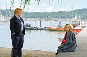 Nele Fehrenbach (Floriane Daniel, l.) befragt die Rettungsschwimmerin Anna Schulz (Barbara Prakopenka, r.) zu den Vorf&auml;llen im Umfeld der Rettungsstelle.