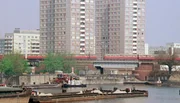 Erinnerungen an die 60er, 70er und 80er Jahre im alten Stadtbezirk Mitte. Ostberlin ist stolz auf seine schicke Seite mit Alexanderplatz, Unter den Linden und Friedrichstra&szlig;e. In den Stra&szlig;en dahinter sieht es aber oft anders aus. Im Scheunenviertel br&ouml;ckelt der Putz. - Jannowitzbr&uuml;cke.