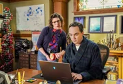 Mayim Bialik (Amy Farrah Fowler), Jim Parsons (Sheldon Cooper).