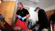 Gemeinsam mit seinem Team ist Henning Baum (l.) f&uuml;r die Sendung "Einsatz f&uuml;r Henning Baum: Rettungsdienst am Limit - Helden mit Hindernissen" mit der Luftrettung in Dinkelsb&uuml;hl unterwegs. Eine &auml;ltere Dame aus einem Altersheim scheint leblos in ihrem Zimmer zu liegen. Der Versuch der Reanimation war erfolgreich.