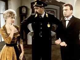 v.li.: Theres Stolzinger (Waltraut Haas), Inspektor (Raoul Retzer), Heinz Doll (Peter Alexander).