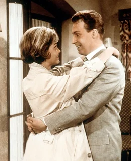 Annemarie Stolzinger (Ingeborg Sch&ouml;ner), Heinz Doll (Peter Alexander).