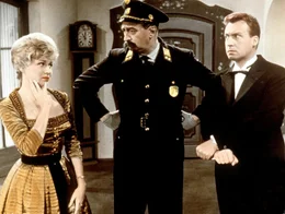 L-R: Theres Stolzinger (Waltraut Haas), Inspektor (Raoul Retzer), Heinz Doll (Peter Alexander).
