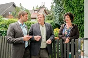 Von Nachbarin Beate Langer (Verena Plangger, r.) erfahren die Cops Hansen (Igor Jeftic, l.) und Hartl (Michael A. Grimm, m.), dass das Opfer unbeliebt war. Von Nachbarin Beate Langer (Verena Plangger, r.) erfahren die Cops Hansen (Igor Jeftic, l.) und Hartl (Michael A. Grimm, m.), dass das Opfer unbeliebt war.