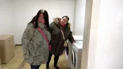 Pamela (li.) braucht dringend eine Waschmaschine. Gemeinsam mit ihrer Freundin Maritta macht sie sich auf den Weg zum An- und Verkauf in Schutow. Ob die beiden dort fündig werden? Pamela (li.) braucht dringend eine Waschmaschine. Gemeinsam mit ihrer Freundin Maritta macht sie sich auf den Weg zum An- und Verkauf in Schutow. Ob die beiden dort fündig werden?