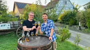 Manfred B&ouml;hm und Ramon Babazadeh kosten Hohenloher Cider.