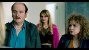 Sacha (Vanille Lehmann, Mi.), Patrick (Roland Vouilloz) und seine Tochter Elodie (Sarah Calcine, re.) finden sich alle bei einem Familienessen wieder. Anne Dupraz (Sophie Broustal, li.) spricht ihren Bruder auf die Vergangenheit an. Sacha (Vanille Lehmann, Mi.), Patrick (Roland Vouilloz) und seine Tochter Elodie (Sarah Calcine, re.) finden sich alle bei einem Familienessen wieder. Anne Dupraz (Sophie Broustal, li.) spricht ihren Bruder auf die Vergangenheit an.