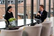 Die Bank gibt keinen Kredit f&uuml;r ein Krankenhaus im Kongo (v.li.: Gaby Dohm, Golo Euler).