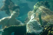 Cleo (Phoebe Tonkin) sucht nach Zutaten um die Zauberpaste herzustellen mit der die Meerjungfrauen angeblich W&uuml;nsche erf&uuml;llen k&ouml;nnen.