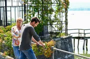 Nele's Mutter Mechthild Fehrenbach (Diana K&ouml;rner, l.) versucht Jakob Frings (Max K&ouml;nig, r.) zu tr&ouml;sten.