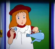Alice m&ouml;chte mithilfe des Zauberers ihre Gr&ouml;&szlig;e ver&auml;ndern, um das Wunderland betreten zu k&ouml;nnen, aber die Teekanne ist leer.