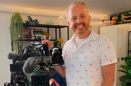 Schlagerk&uuml;nstler Ross Antony verarbeitete die Trauer um seinen Vater in einem Song.; NDR Fernsehen SCHLAGER-SCHICKSALE - STARS UND IHR WEG AUS DER KRISE, am Samstag (12.10.24) um 20:15 Uhr. Schlagerk&uuml;nstler Ross Antony verarbeitete die Trauer um seinen Vater in einem Song. &copy; NDR/Susanne Gliffe, honorarfrei - Verwendung gem&auml;&szlig; der AGB im engen inhaltlichen, redaktionellen Zusammenhang mit genannter NDR-Sendung und bei Nennung "Bild: NDR/Susanne Gliffe" (S2). NDR Presse und Information/Fotoredaktion, Tel: 040/4156-2333 oder -2305, pressefoto@ndr.de
