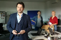 Sandra (Miriam Stein), Sascha (Hary Prinz) und Eva Merz (Eva Herzig) besprechen die vorhandenen Hinweise auf einen m&ouml;glichen Serienm&ouml;rder im Besprechungszimmer des LKA.