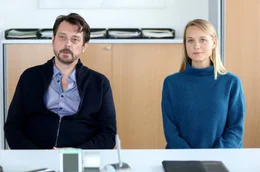 Chefermittler Bergmann (Hary Prinz) mit seiner neuen Kollegin Anni Sulmtaler (Anna Unterberger).