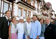 MDR Fernsehen DER SCHWARZWALDHOF - DER VERLORENE SOHN, am Montag (27.05.13) um 20:15 Uhr. Ein starkes Hoteliers-Team (v.l.n.r.): Stefan Hofer (Tim Morten Uhlenbrock), seine Schwester Merle (Miriam Morgenstern), deren Mann Martin (Arndt Schwering-Sohnrey), Mutter Veronika (Saskia Vester) mit ihrem Freund Max (Michael Fitz) sowie ihrer Mutter Lore (Gila von Weitershausen) und ihrem Schwiegerpapa Albert (Michael Hanemann). MDR Fernsehen DER SCHWARZWALDHOF - DER VERLORENE SOHN, am Montag (27.05.13) um 20:15 Uhr. Ein starkes Hoteliers-Team (v.l.n.r.): Stefan Hofer (Tim Morten Uhlenbrock), seine Schwester Merle (Miriam Morgenstern), deren Mann Martin (Arndt Schwering-Sohnrey), Mutter Veronika (Saskia Vester) mit ihrem Freund Max (Michael Fitz) sowie ihrer Mutter Lore (Gila von Weitershausen) und ihrem Schwiegerpapa Albert (Michael Hanemann).