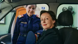 (v.li.): Grete &Ouml;ller (Maria Hofst&auml;tter), Eflriede Eder (Regina Fritsch).