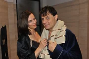 Katrin Flemming (Ulrike Frank) und Jo Gerner (Wolfgang Bahro) haben die Hoffnung, dass sich endlich aufklärt, was bei der Entführung wirklich passiert ist. Katrin Flemming (Ulrike Frank) und Jo Gerner (Wolfgang Bahro) haben die Hoffnung, dass sich endlich aufklärt, was bei der Entführung wirklich passiert ist.