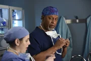 Tess Anderson (Beanie Feldstein, l.); Dr. Richard Webber (James Pickens jr., r.)