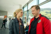 Toni (Martin Klempnow, r.) hat Pia (Sinja Dieks, l.) das Leben gerettet - eine schicksalhafte Begegnung
